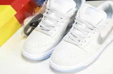 Low Family) and (Friends  Dunk FD8776-100 Nike White  Lobster SB 0704